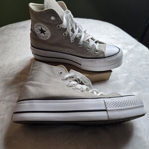 Converse Chuck Taylor Women's Tan Hight Top Shoes Size 7.5 EUC No Box